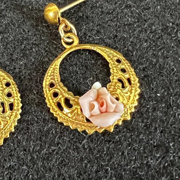 Vintage Goldtone Delicate Filigree With Small Pink Porcelain‎ Rose - Picture 3 of 5